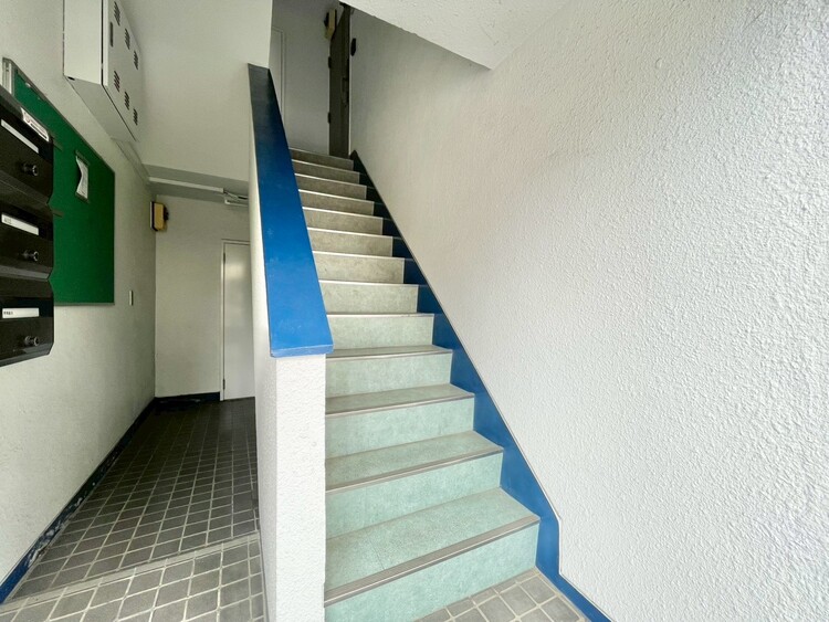 その他 共用部の階段です。明るく清潔に管理されています。