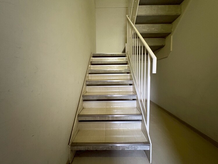 その他 共用部の階段です。明るく清潔に管理されています。