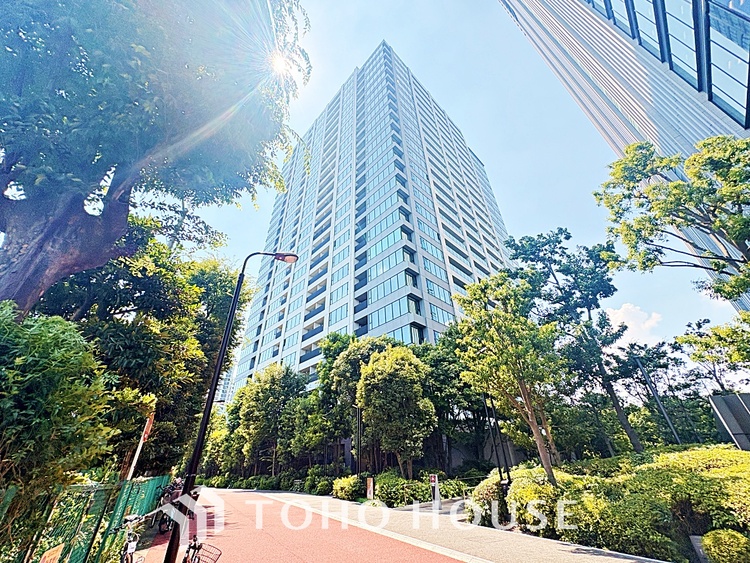 外観 《一日の疲れを落としてくれる場所は、落ち着く場所でなければならない》　高級感溢れるカラーと大きさ・柔らかな曲線で構成された半身浴も楽しめるバスタブが心地よさをもたらします。