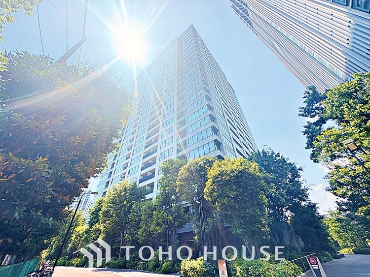 外観 清潔感あるホワイト調のクロスと温もり溢れるモダンカラーの床材が見事に調和した本邸宅は、毎日の生活を少しでも快適に過ごして頂ける様に落ち着いた雰囲気作りから行っています。