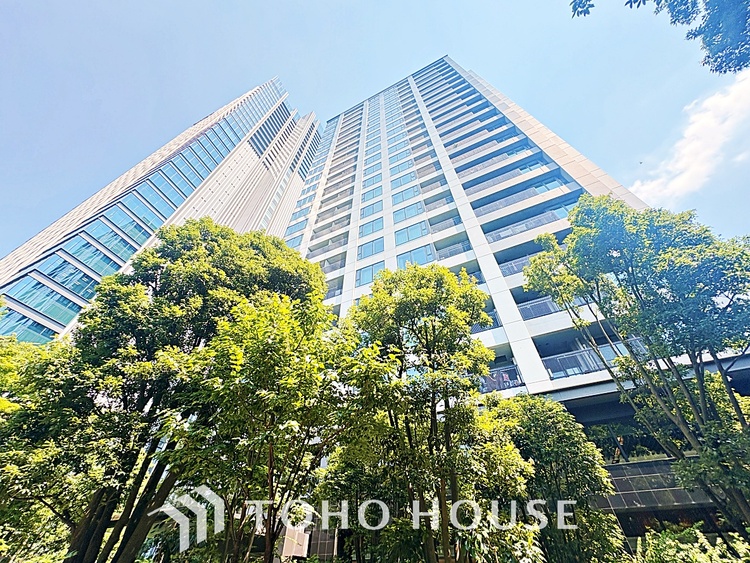 エントランス 開放感のあるゆったりとしたロビーが備え付け。陽だまりに満ちたくつろぎの空間を演出します。