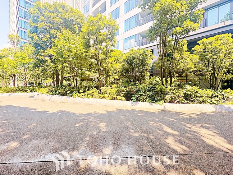 エントランス 開放感のあるゆったりとしたロビーが備え付け。陽だまりに満ちたくつろぎの空間を演出します。