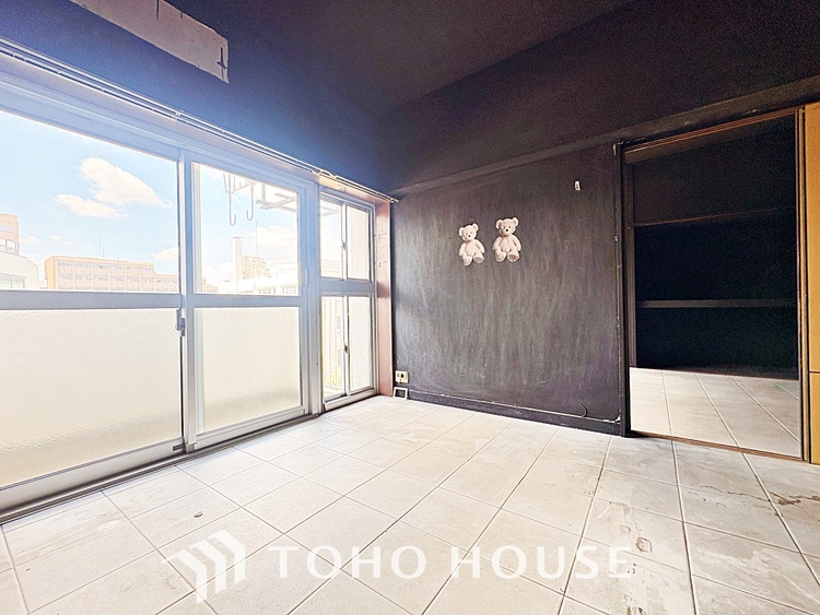 内装 【living】居心地のいい暮らしには欠かせない眩い採光。ゆったりとした幅の窓からこの空間に降り注ぐ採光が絶えない。明るいリビングこそ居心地のいい暮らしが待っているのだと思う。