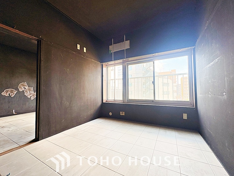 内装 風の通り道。舞い込んでくる風が優しく躍り、室内に爽やかな空気を運んでくる。そこに季節の息吹を感じて、いまがどんな季節なのかを実感する。