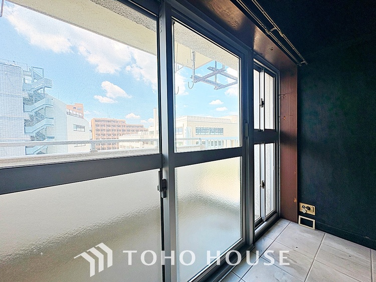 内装 叶えたかったのは落ち着きのあるナチュラルな風合い、そして開放感があるリビング。優雅な気分に浸れる幸せな時間を家族が自然と集まりたくなるこの空間で。