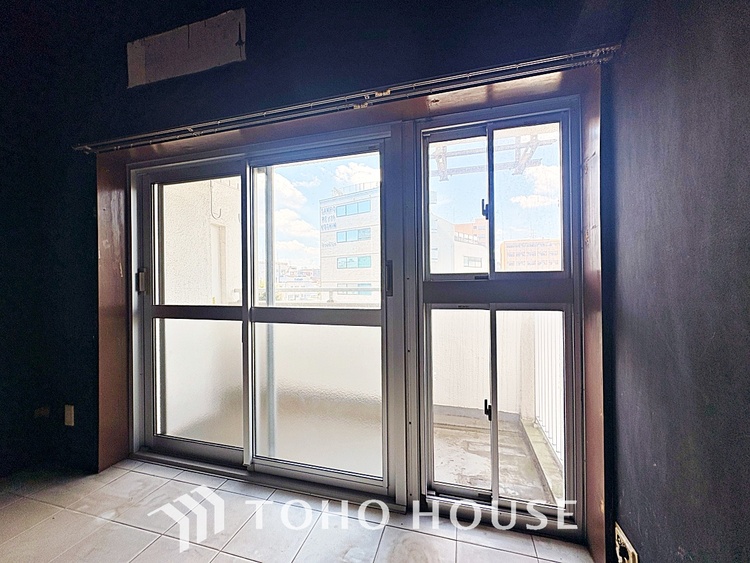 内装 ◆サンサンと◆差し込む太陽の光がこのリビングに笑いをもたらす。ソファの上のクッションがポカポカした暖気にぬくぬくと微睡んでいる。