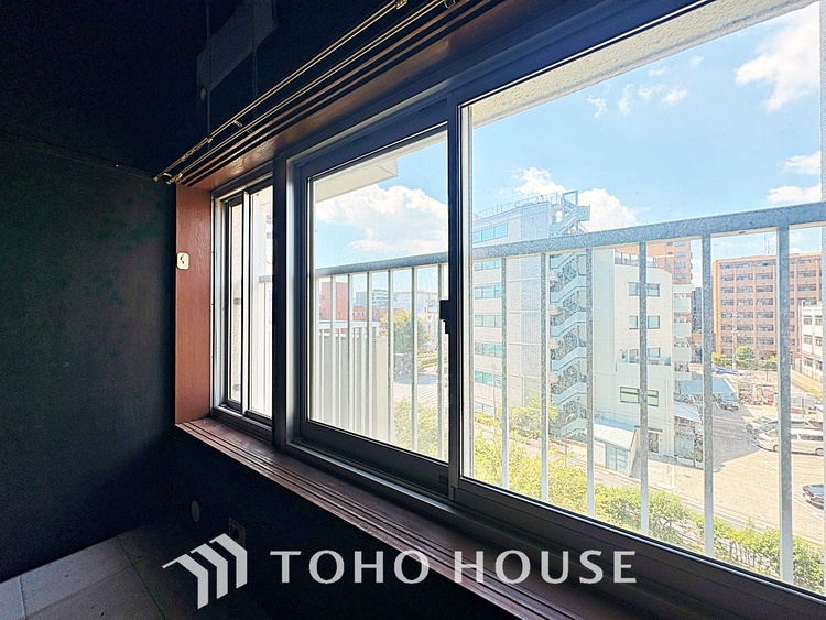 内装 使いやすく、明るい洋室に仕上がります。子供部屋や趣味のお部屋にご利用できます。ご自身で家具などを配置し、素敵な空間を創り上げられます。