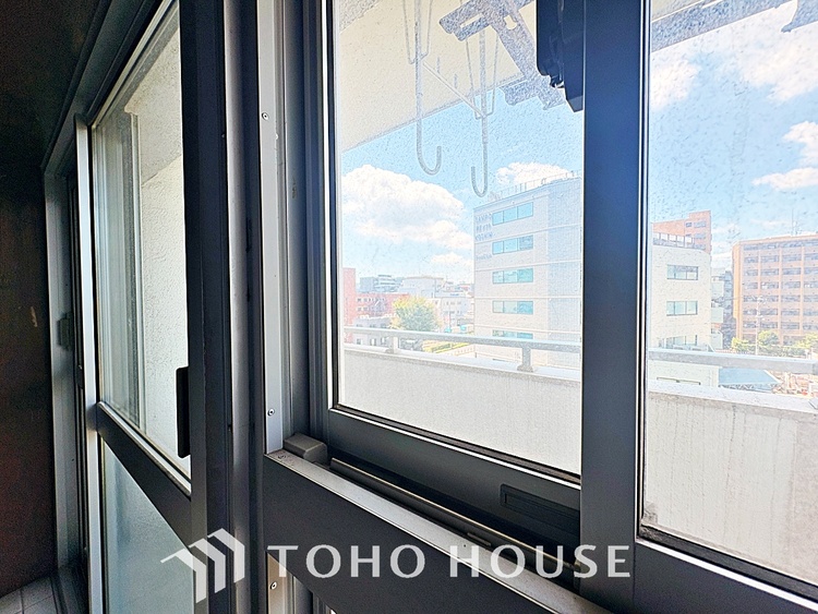 内装 ◆瀟洒な空間◆落ち着きのある彩が見事に調和させた瀟洒な空間を演出。ここに集まる家族の会話と笑顔が絶え間なく続く幸せな空間。