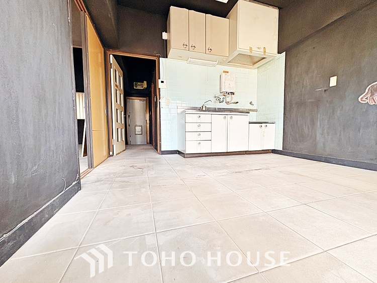 内装 ここはみんなが集い、食事と楽しい会話が始まる場所。話に夢中になりすぎて、ついつい時を忘れ、夜半過ぎになってしまう。そんな束の間の幸せを感じさせてくれます。