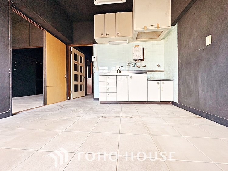 内装 使いやすく、明るい洋室に仕上がります。子供部屋や趣味のお部屋にご利用できます。ご自身で家具などを配置し、素敵な空間を創り上げられます。