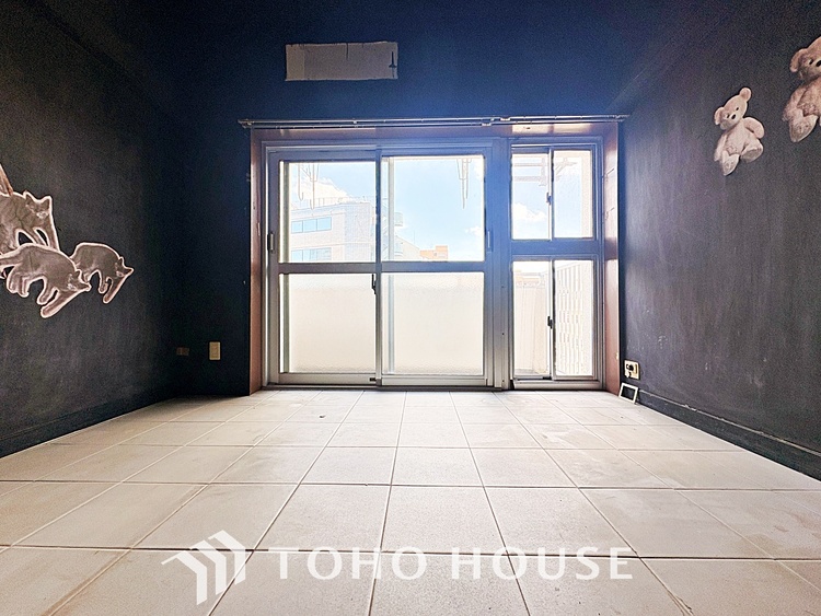 内装 使いやすく、明るい洋室に仕上がります。子供部屋や趣味のお部屋にご利用できます。ご自身で家具などを配置し、素敵な空間を創り上げられます。