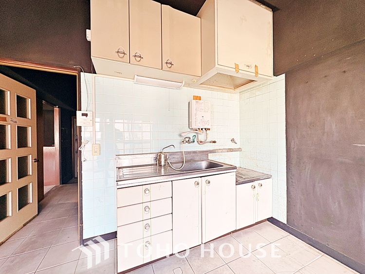 キッチン 手元の収納から、足元の収納までが全てスライド式で、奥のスペースまで有効に活用できます。奥まで上から見渡せるので、たまにしか使わない調理器具もサッと取出せます。