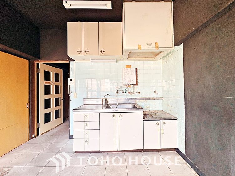 キッチン ◆愛育◆キッチンは家族の絆を育む大切な空間。シンプルで使い易いSystemKitchenで愉しく作る料理は愛情のある美味しいご馳走に。家族で使える広々としたダイニングキッチンです。