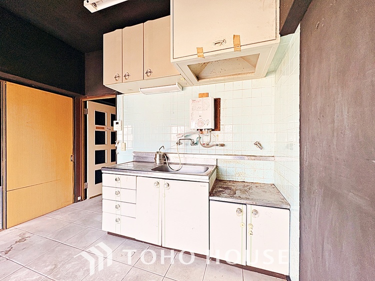 キッチン キッチンは家族の絆を育む大切な空間。シンプルで使い易いシステムキッチンで愉しく作る料理は愛情のある美味しいご馳走に。家族で使えるダイニングキッチンです。