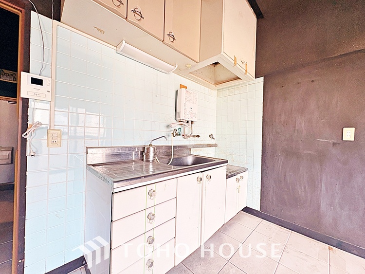 キッチン 広々としたキッチンのシンクは、料理の準備と片付けを楽にし、使いやすさを最大限に引き立てます。