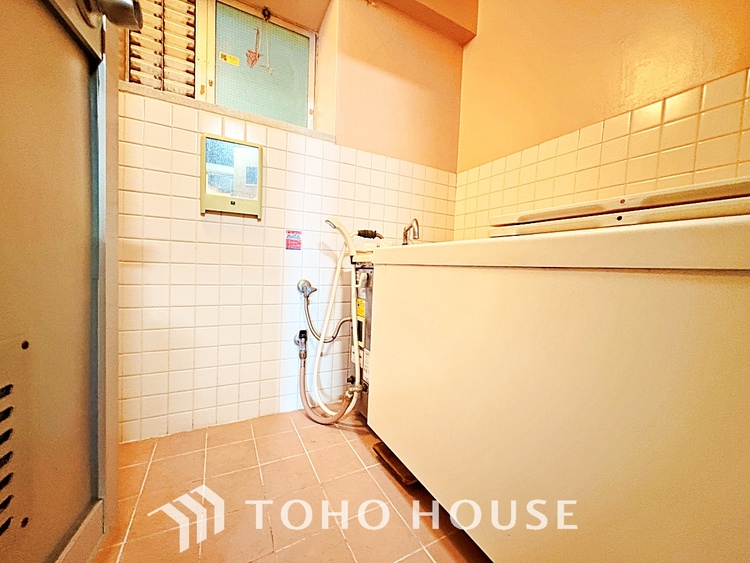 風呂 【浴室】《一日の疲れを落としてくれる場所は、落ち着く場所でなければならない》　高級感溢れるカラーと大きさ・柔らかな曲線で構成された半身浴も楽しめるバスタブが心地よさをもたらします。