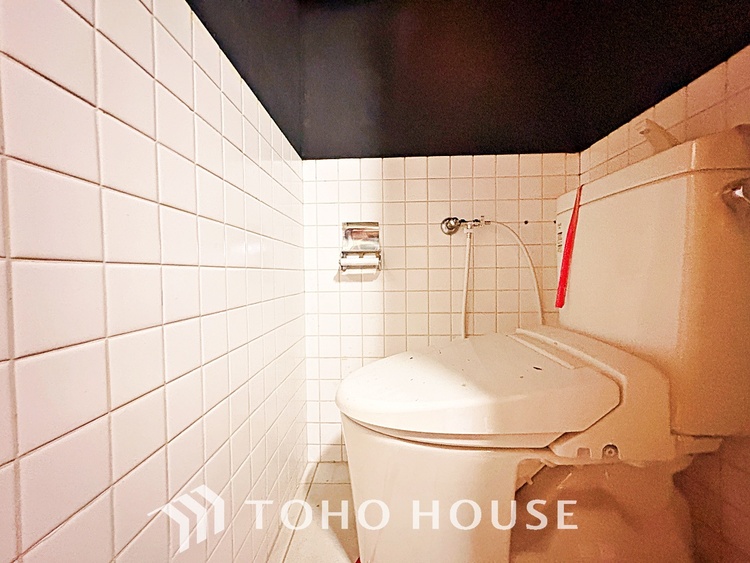 トイレ 清潔感あるホワイト調のクロスと温もり溢れるモダンカラーの床材が見事に調和した本邸宅は、毎日の生活を少しでも快適に過ごして頂ける様に落ち着いた雰囲気作りから行っています。