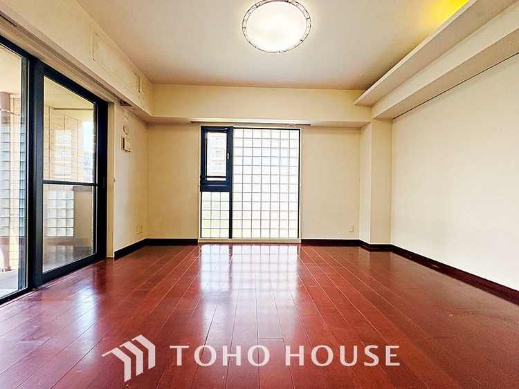 内装 【living】居心地のいい暮らしには欠かせない眩い採光。ゆったりとした幅の窓からこの空間に降り注ぐ採光が絶えない。明るいリビングこそ居心地のいい暮らしが待っているのだと思う。