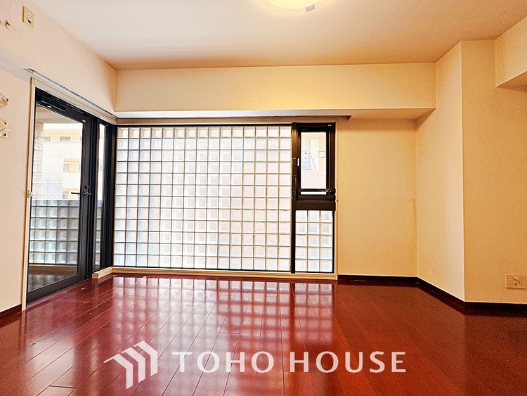 内装 【ROOM】感性を育むプライベートルームはシンプルでスマートな空間。好みの空間で読書をしたり、音楽を聞いたりと一人の時間も充実したものにできます。