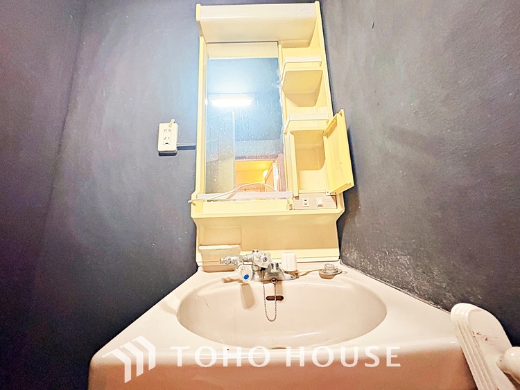 洗面 気持ちの良い朝をつくりだし、夕方には笑顔を取り戻させてくれるミラー。パウダールームはいつでも本来の自分を取り戻せる空間。明るく仕上げてあります。