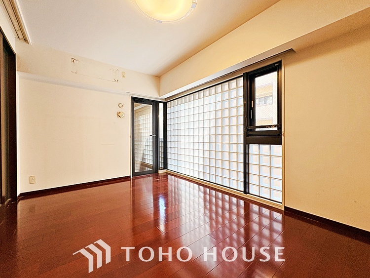 内装 風の通り道。舞い込んでくる風が優しく躍り、室内に爽やかな空気を運んでくる。そこに季節の息吹を感じて、いまがどんな季節なのかを実感する。