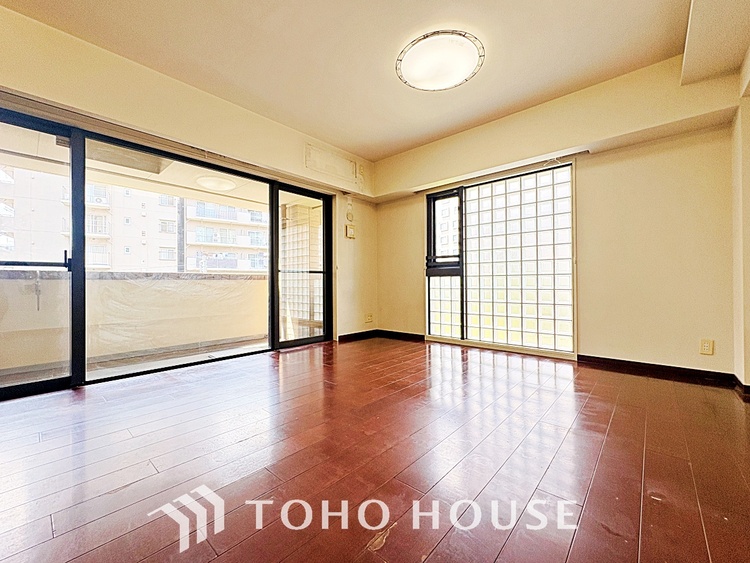 内装 叶えたかったのは落ち着きのあるナチュラルな風合い、そして開放感があるリビング。優雅な気分に浸れる幸せな時間を家族が自然と集まりたくなるこの空間で。