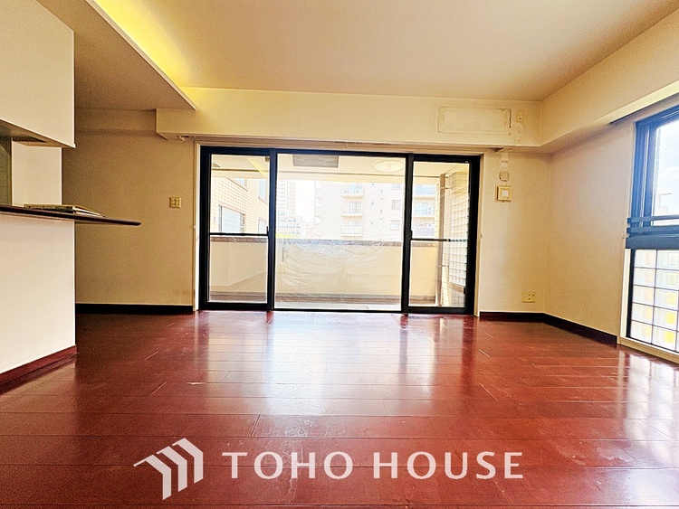 内装 ◆サンサンと◆差し込む太陽の光がこのリビングに笑いをもたらす。ソファの上のクッションがポカポカした暖気にぬくぬくと微睡んでいる。