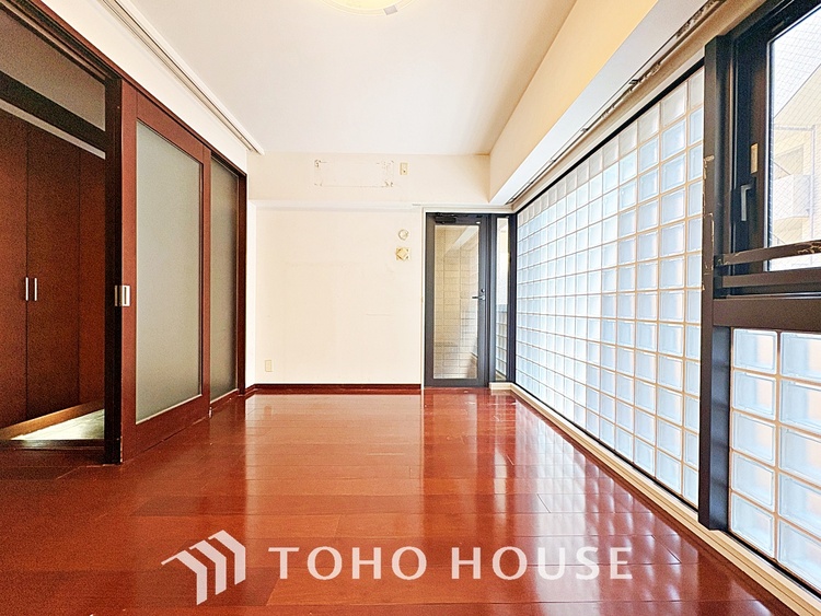 内装 使いやすく、明るい洋室に仕上がります。子供部屋や趣味のお部屋にご利用できます。ご自身で家具などを配置し、素敵な空間を創り上げられます。