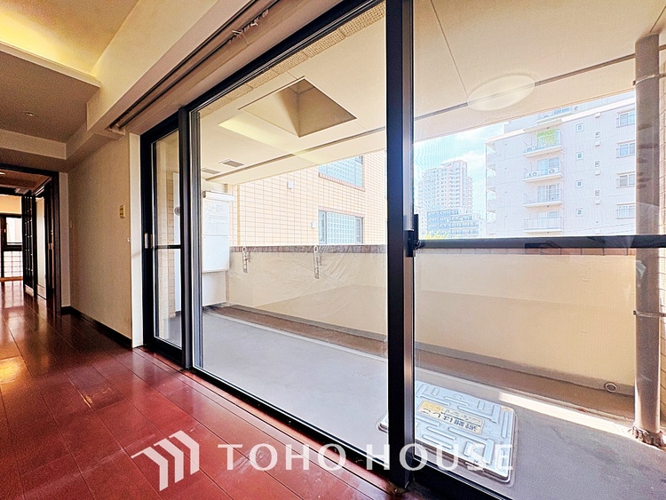 内装 ここはみんなが集い、食事と楽しい会話が始まる場所。話に夢中になりすぎて、ついつい時を忘れ、夜半過ぎになってしまう。そんな束の間の幸せを感じさせてくれます。