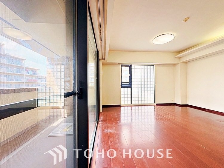 内装 使いやすく、明るい洋室に仕上がります。子供部屋や趣味のお部屋にご利用できます。ご自身で家具などを配置し、素敵な空間を創り上げられます。