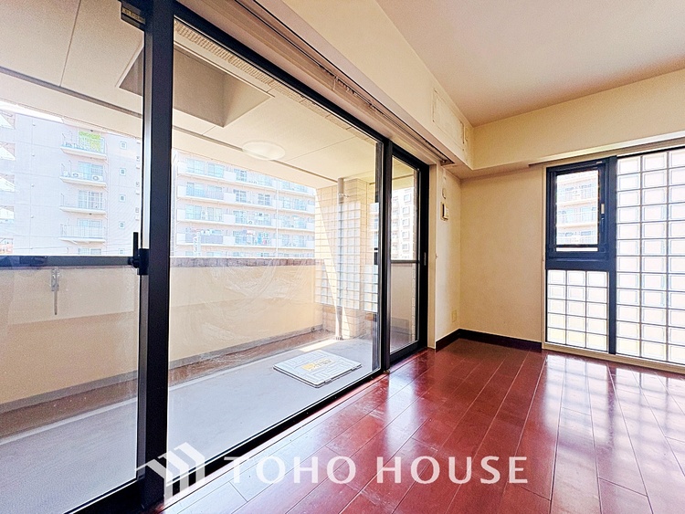 内装 使いやすく、明るい洋室に仕上がります。子供部屋や趣味のお部屋にご利用できます。ご自身で家具などを配置し、素敵な空間を創り上げられます。