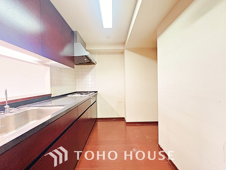 キッチン 手元の収納から、足元の収納までが全てスライド式で、奥のスペースまで有効に活用できます。奥まで上から見渡せるので、たまにしか使わない調理器具もサッと取出せます。