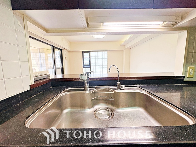 キッチン ◆愛育◆キッチンは家族の絆を育む大切な空間。シンプルで使い易いSystemKitchenで愉しく作る料理は愛情のある美味しいご馳走に。家族で使える広々としたダイニングキッチンです。