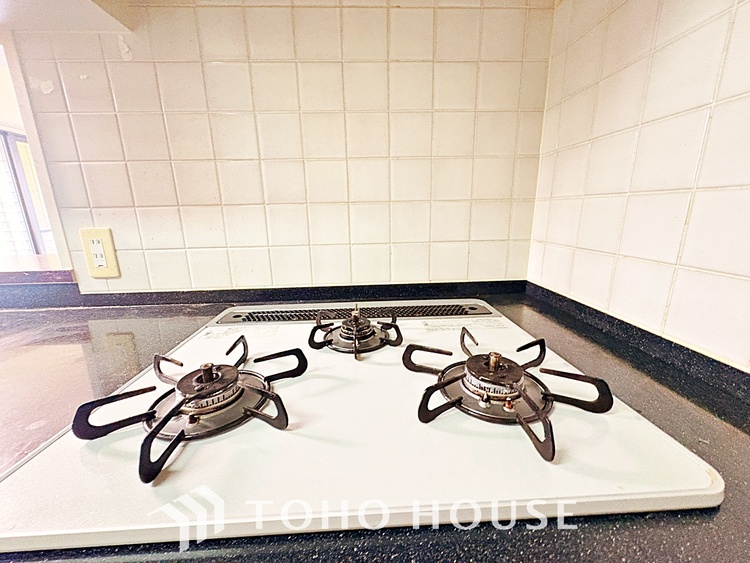 キッチン キッチンは家族の絆を育む大切な空間。シンプルで使い易いシステムキッチンで愉しく作る料理は愛情のある美味しいご馳走に。家族で使えるダイニングキッチンです。