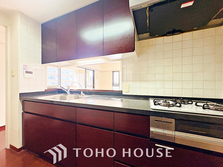 キッチン 広々としたキッチンのシンクは、料理の準備と片付けを楽にし、使いやすさを最大限に引き立てます。