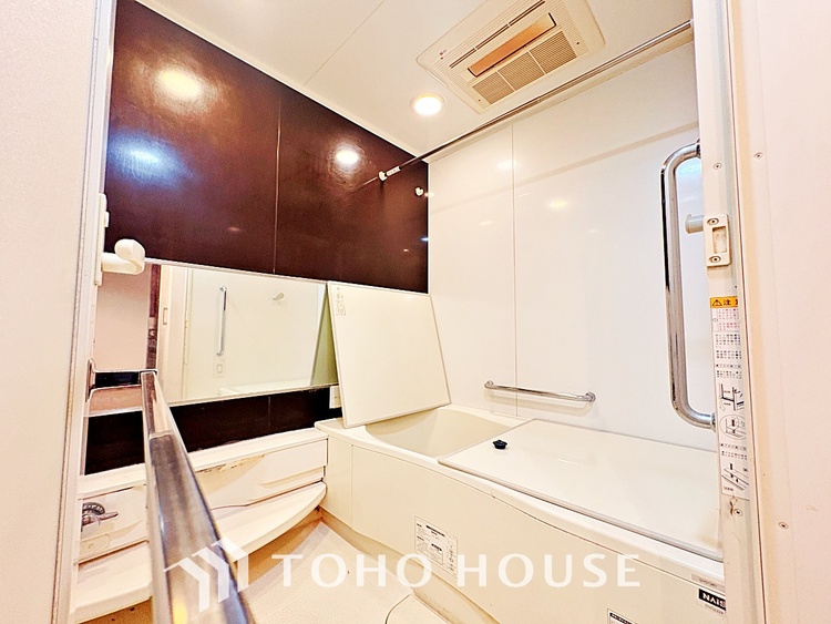 風呂 【浴室】《一日の疲れを落としてくれる場所は、落ち着く場所でなければならない》　高級感溢れるカラーと大きさ・柔らかな曲線で構成された半身浴も楽しめるバスタブが心地よさをもたらします。