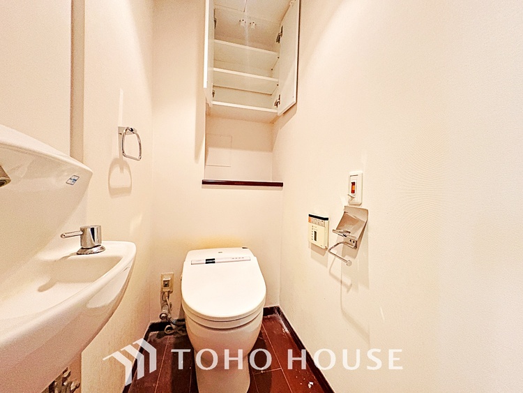 トイレ 清潔感あるホワイト調のクロスと温もり溢れるモダンカラーの床材が見事に調和した本邸宅は、毎日の生活を少しでも快適に過ごして頂ける様に落ち着いた雰囲気作りから行っています。