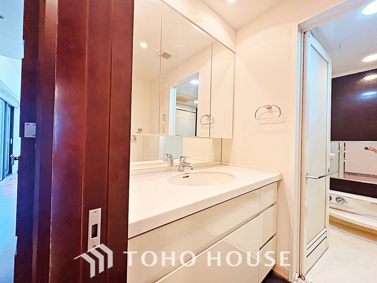 洗面 気持ちの良い朝をつくりだし、夕方には笑顔を取り戻させてくれるミラー。パウダールームはいつでも本来の自分を取り戻せる空間。明るく仕上げてあります。