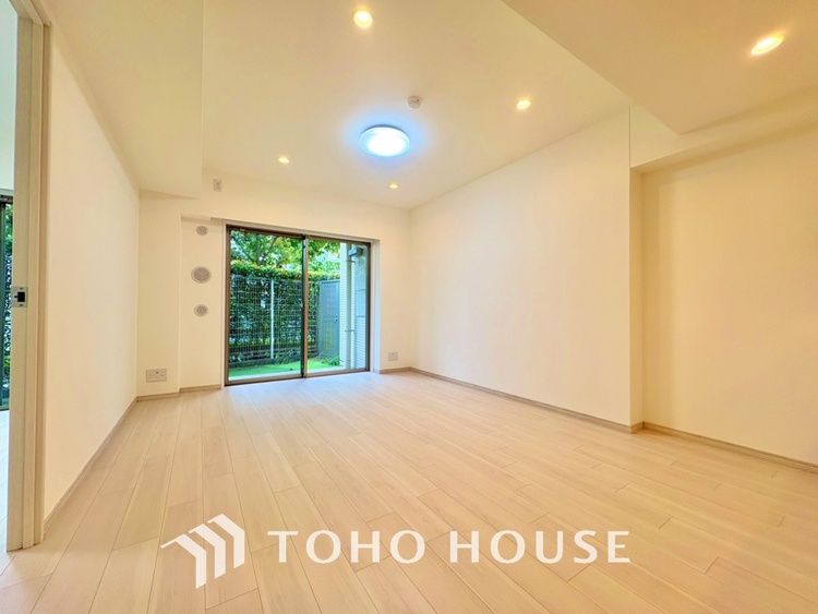 内装 【LIVING】◆陽光◆が差し込む。この開放的なLDKに家族の笑顔が集う。家族が一緒に過ごす空間は明るく、そして居心地よく。