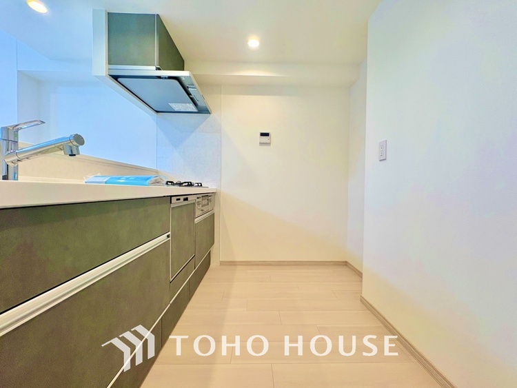 その他 【KITCHEN】◆開放的◆後片付けが楽なシステムキッチン。収納スペースの充実！