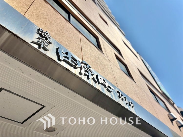 外観 【リフォーム中】清潔感あるホワイト調のクロスと温もり溢れるモダンカラーの床材が見事に調和した本邸宅は、毎日の生活を少しでも快適に過ごして頂ける様に落ち着いた雰囲気作りから行っています。