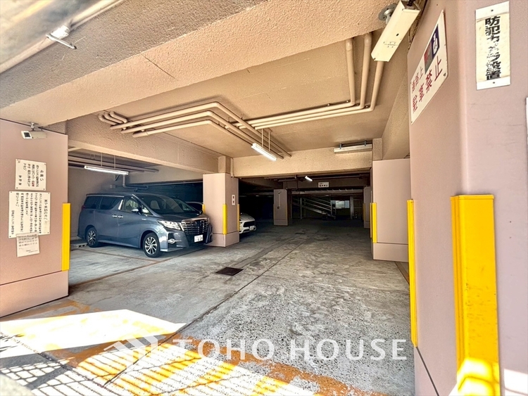 駐車場 大切な自動車を置いておけるスペースがあります。