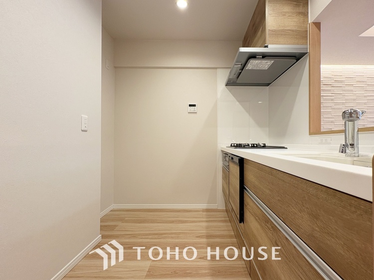 キッチン キッチンは家族の絆を育む大切な空間。シンプルで使い易いシステムキッチンで愉しく作る料理は愛情のある美味しいご馳走に。家族で使えるダイニングキッチンです。