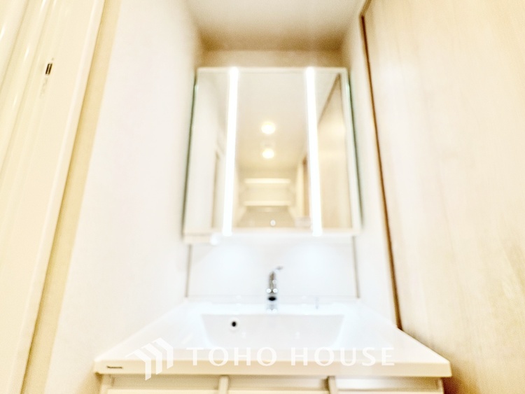 洗面 【WASHROOM】◆快適◆煌びやかな暮らしの中にも忘れたくない快適さ。大きな収納が助けてくれます。