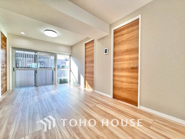 内装 居心地のいい暮らしには欠かせない眩い採光。ゆったりとした幅の窓からこの空間に降り注ぐ採光が絶えない。明るいリビングこそ居心地のいい暮らしが待っているのだと思う。