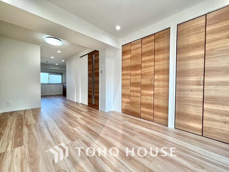 内装 叶えたかったのは落ち着きのあるナチュラルな風合い、そして開放感があるリビング。優雅な気分に浸れる幸せな時間を家族が自然と集まりたくなるこの空間で。