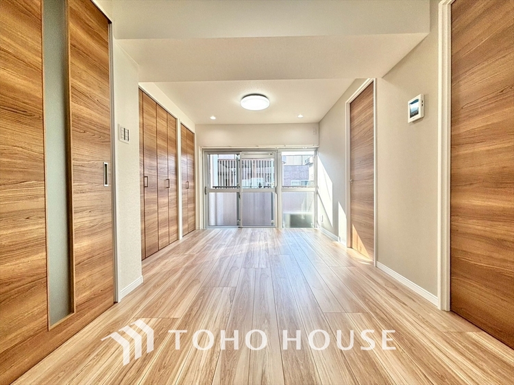 内装 ◆サンサンと◆差し込む太陽の光がこのリビングに笑いをもたらす。ソファの上のクッションがポカポカした暖気にぬくぬくと微睡んでいる。