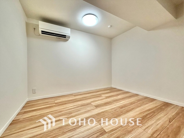 内装 使いやすく、明るい洋室に仕上がります。子供部屋や趣味のお部屋にご利用できます。ご自身で家具などを配置し、素敵な空間を創り上げられます。