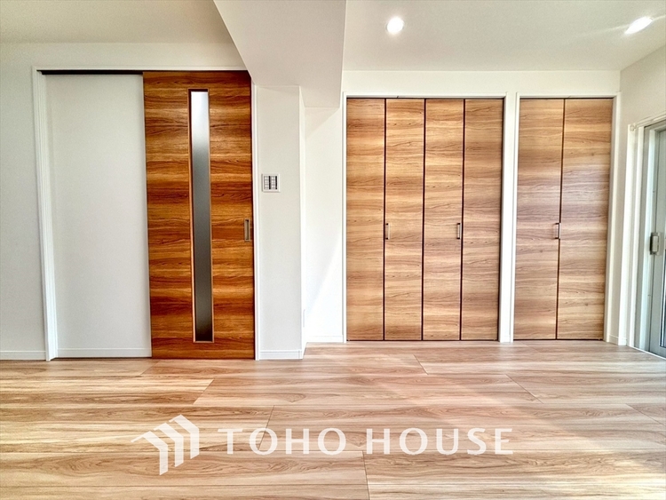 内装 ここはみんなが集い、食事と楽しい会話が始まる場所。話に夢中になりすぎて、ついつい時を忘れ、夜半過ぎになってしまう。そんな束の間の幸せを感じさせてくれます。