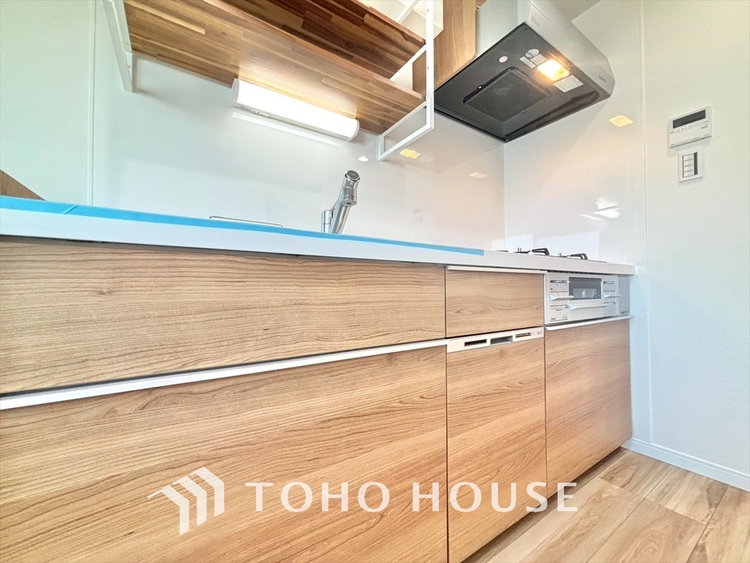 キッチン 手元の収納から、足元の収納までが全てスライド式で、奥のスペースまで有効に活用できます。奥まで上から見渡せるので、たまにしか使わない調理器具もサッと取出せます。